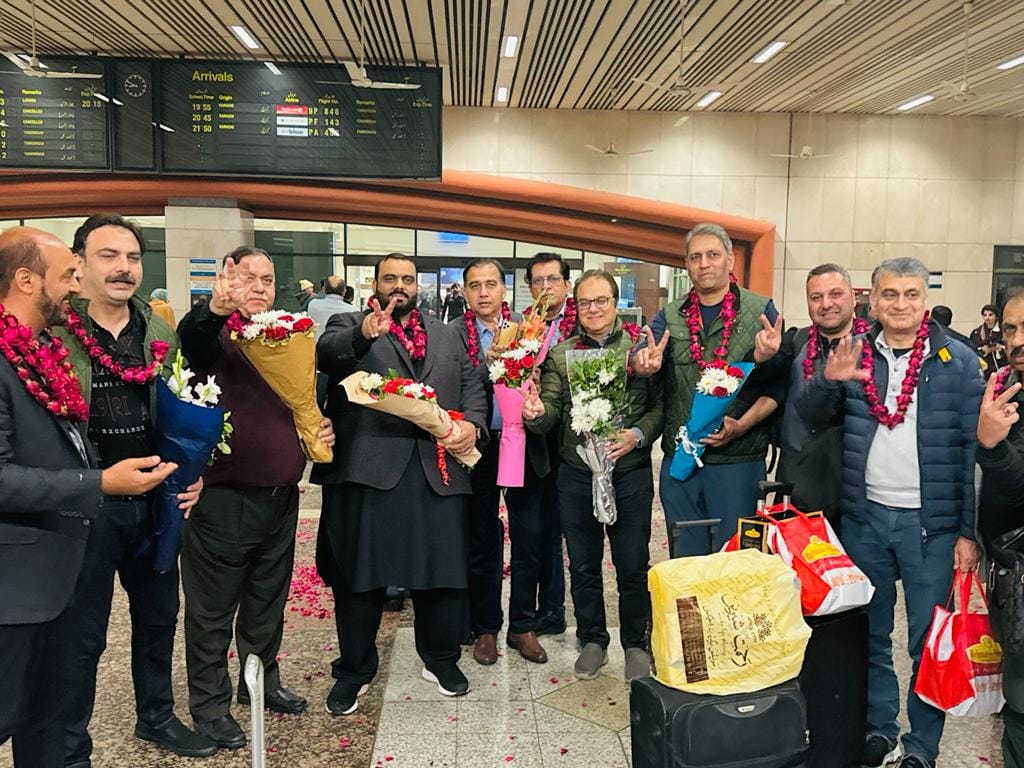 GCCI Delegation led by President GCCI received the heartiest felicitations upon arrival at the airport after securing group victory in FPCCI Elections.
