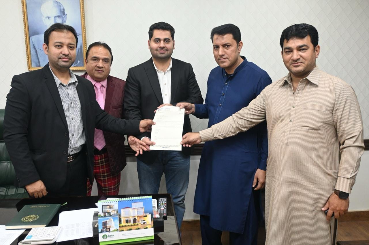 Senior Vice President presented Chairman Standing Committee Notification to GCCI Member.