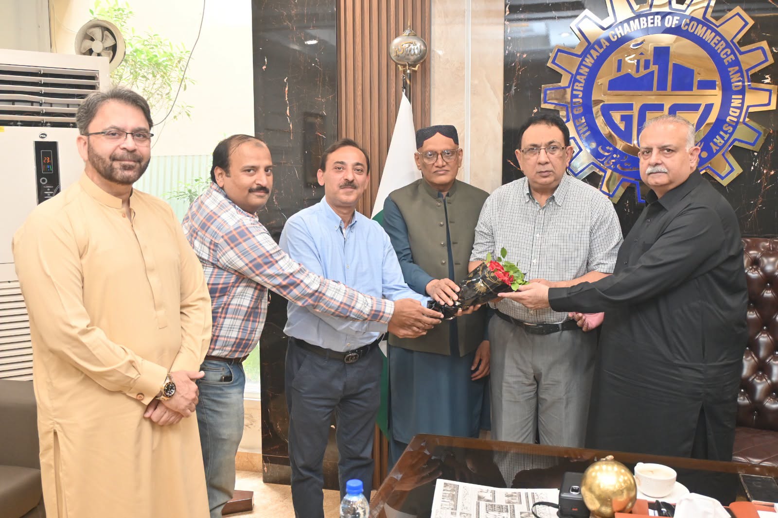 A Strong Show of Unity: Business Leaders Rally Behind the New GCCI President! 